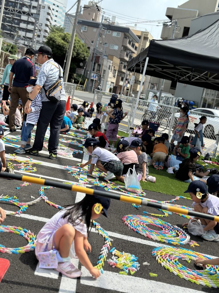 イベントスペースで洗濯バサミアートを作る子どもたち