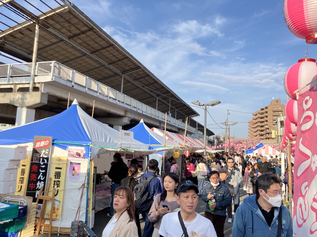 屋台の間を歩く人々