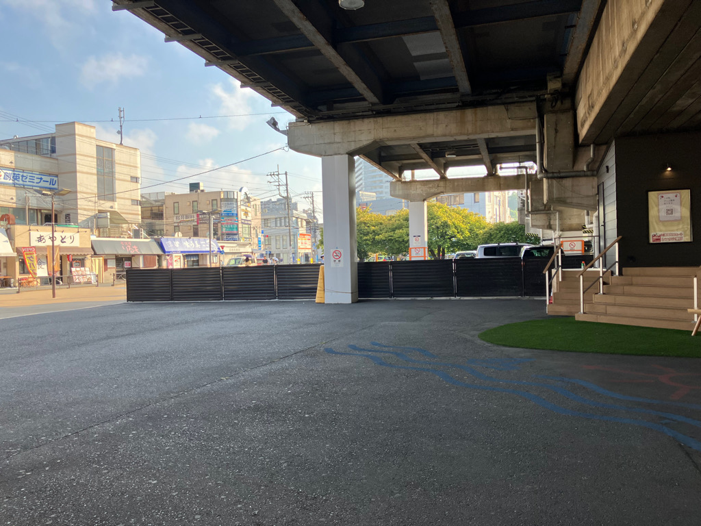 高架下から見た三浦海岸駅前